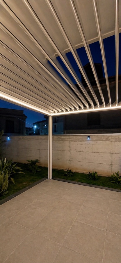 Pergola bioclimatica con vetrate scorrevoli