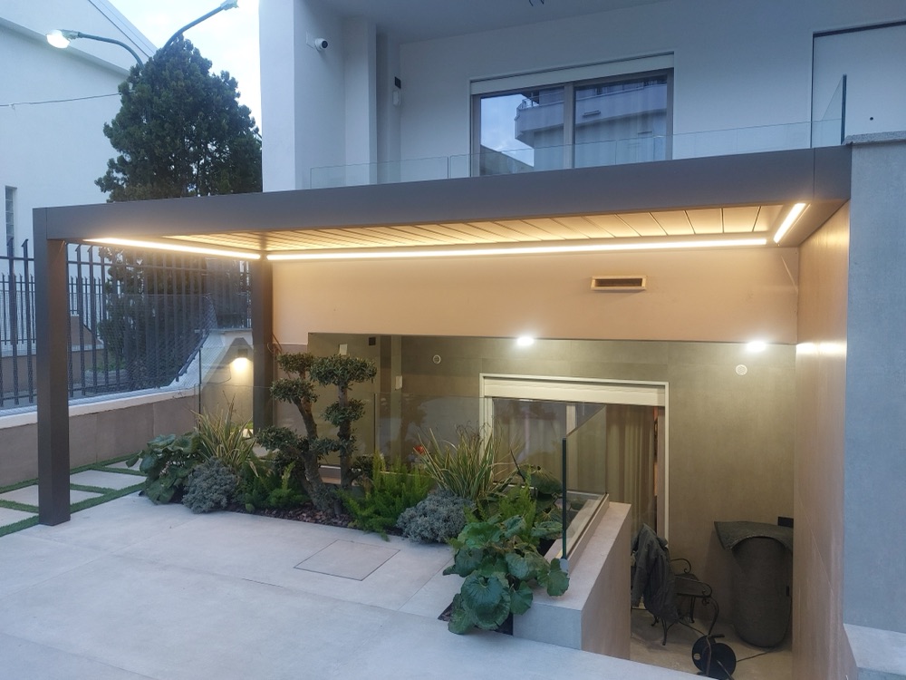 Pergola bioclimatica BioKlim installata in residenza in Campania